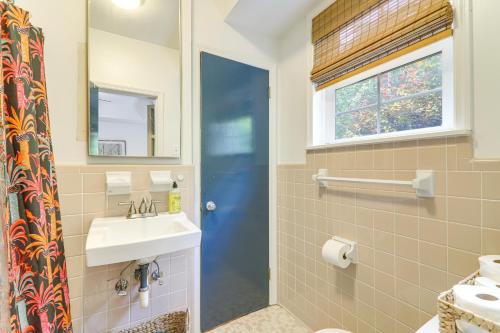 Un baño con lavabo y puerta azul. en 4 Mi to UGA Bright and Airy Athens Apartment!, en Athens