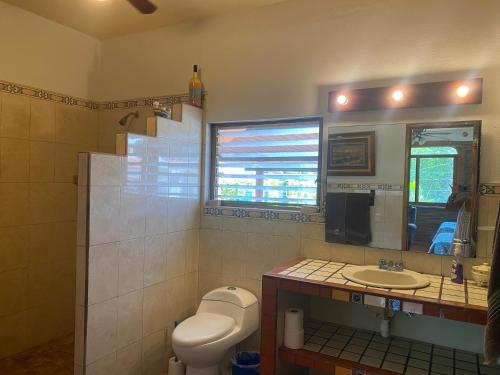 ein Badezimmer mit Toilette und Waschbecken in der Unterkunft Casitas Las Palmas - La Brisa in Punta Mita