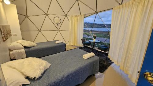 Кровать или кровати в номере Sky domos - laguna huaypo
