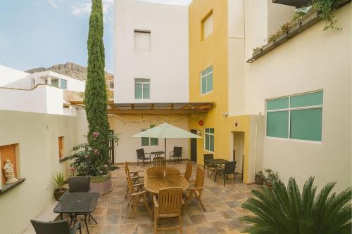 an outdoor patio with a table and chairs at Casa Santa Fe in Guanajuato