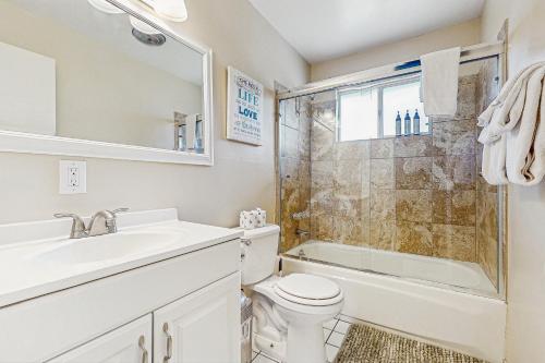 ein Badezimmer mit Waschbecken, Toilette und Dusche in der Unterkunft Meadow-Front Metcalf Bay Gem #542 in Big Bear Lake