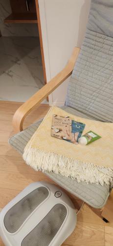 a mat on the floor next to a pet vacuum at Salgueira Pilgrim's Rest in Apúlia