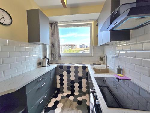 Kuchyň nebo kuchyňský kout v ubytování Apartament Langa PrimaShop Oradea