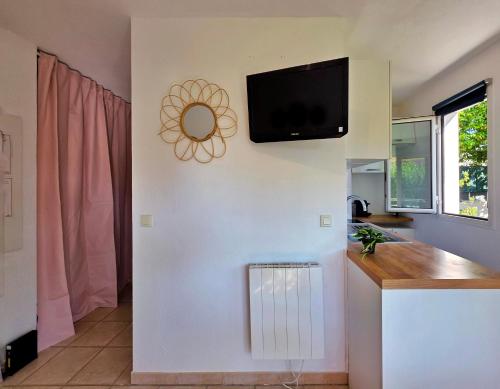 Studio Near Tramway, Beach & Airport - Air Conditioning & Free Wifi