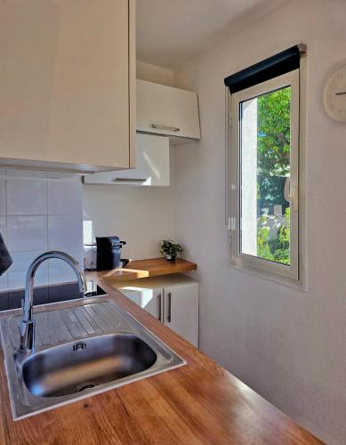 Studio Near Tramway, Beach & Airport - Air Conditioning & Free Wifi