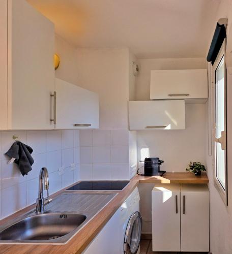 Studio Near Tramway, Beach & Airport - Air Conditioning & Free Wifi