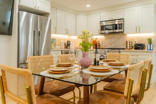 ボストンにある3BR3Bth Entire House Steps to Downtown & TD Gardenのテーブルと椅子、冷蔵庫のあるキッチン