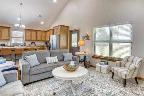 Η κουζίνα ή μικρή κουζίνα στο 1 Mi to Lake Texoma Expansive Outdoorsy Escape!
