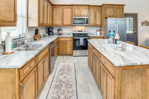 Η κουζίνα ή μικρή κουζίνα στο 1 Mi to Lake Texoma Expansive Outdoorsy Escape!
