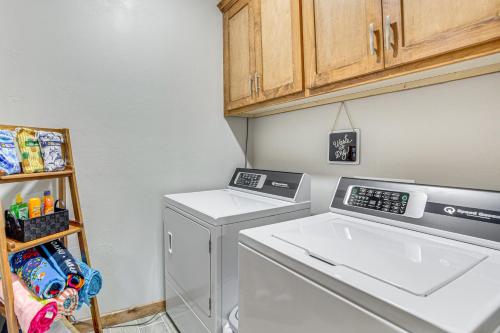 Η κουζίνα ή μικρή κουζίνα στο 1 Mi to Lake Texoma Expansive Outdoorsy Escape!