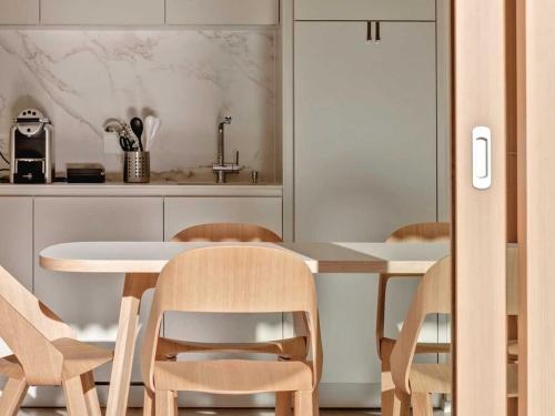 a dining room with a table and chairs in a kitchen at Edelweiss Ferienwohnung, Stenna Selva Vida in Flims