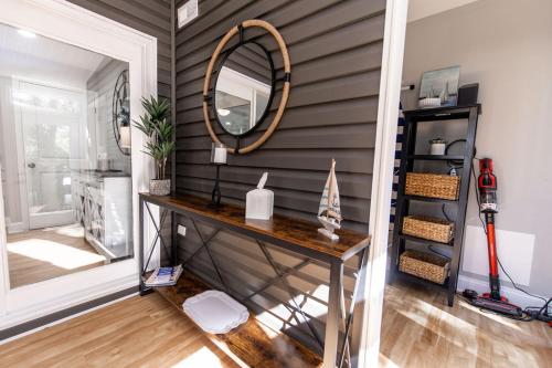 La salle de bains est pourvue d'une coiffeuse et d'un miroir mural. dans l'établissement Cozy Cottage With Beach Access, à Annapolis