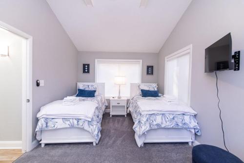 une chambre avec deux lits et une télévision dans l'établissement Cozy Cottage With Beach Access, à Annapolis