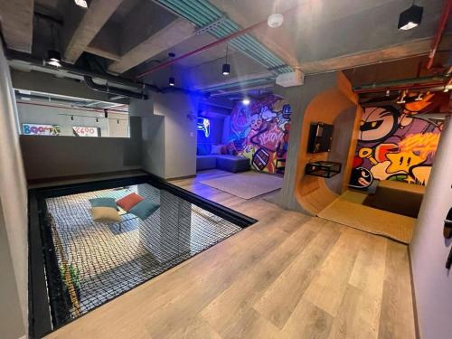 ボゴタにあるNómada chicoの落書きのある部屋にある水槽のある部屋