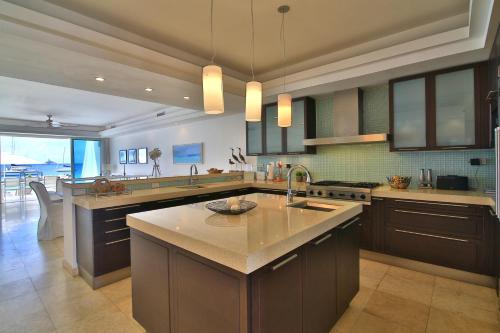 Dapur atau dapur kecil di Aqualina Beach Club