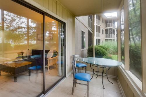 Balkón nebo terasa v ubytování 5 Mi to Cherry Grove Beach Dog-Friendly Condo!
