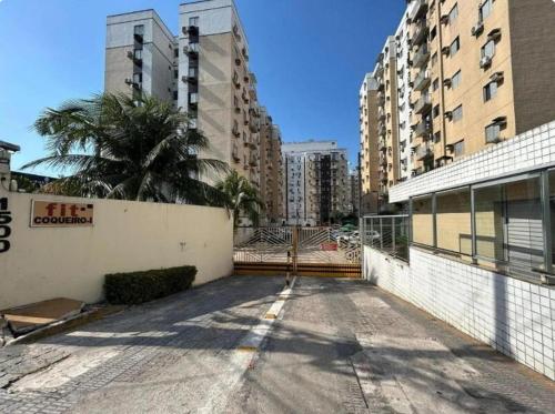 ein leerer Parkplatz in einer Stadt mit hohen Gebäuden in der Unterkunft Quarto em apartamento compartilhado em Ananindeua in Ananindeua