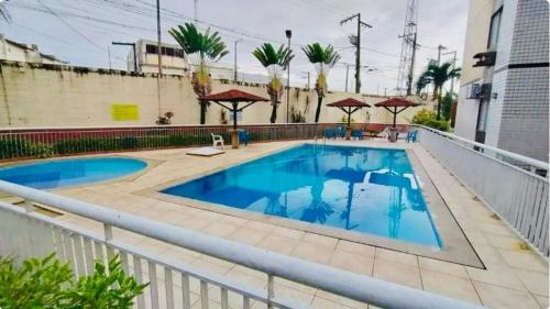 ein Schwimmbad auf dem Dach eines Gebäudes in der Unterkunft Quarto em apartamento compartilhado em Ananindeua in Ananindeua