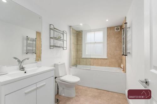 Et badeværelse på Richmond - 2 Bedroom Duplex Flat - With Parking