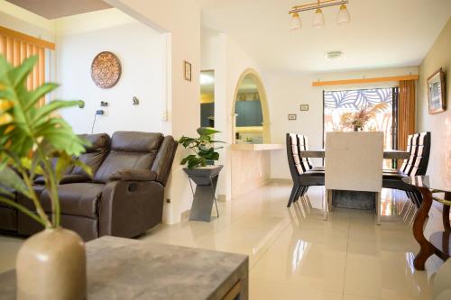 a living room with a couch and a table at Casa Teresita - Amplia y cómoda en zona tranquila y bien conectada in Aguascalientes