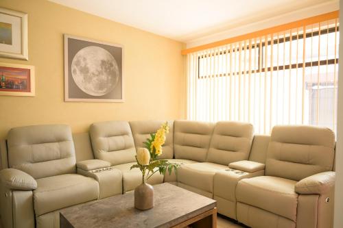 a living room with a couch and a table at Casa Teresita - Amplia y cómoda en zona tranquila y bien conectada in Aguascalientes