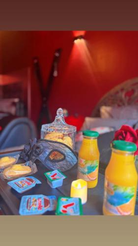 a table with two bottles of orange juice and a candle at Roomantic spa 