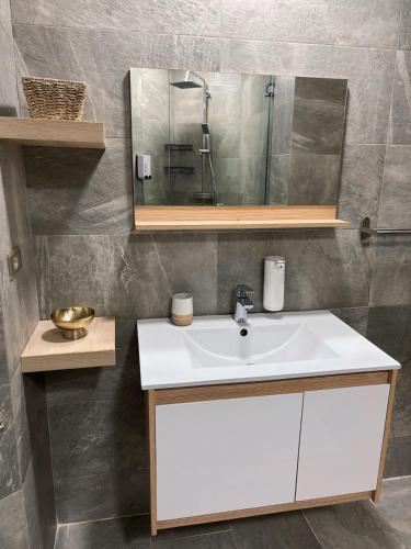 Et badeværelse på Votre Cocon Moderne - Central & tout confort