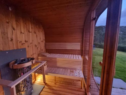 una sauna con panchina in una cabina di legno di Discover the ultimate aurora escape with a cozy outdoor sauna and hot tub a Karlsøy