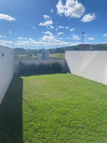 Φωτογραφία από το άλμπουμ του Quarto com Varanda e Vista para a Mata σε Jaguariuna