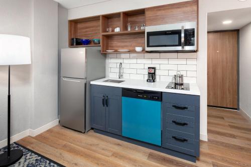 Η κουζίνα ή μικρή κουζίνα στο Candlewood Suites Columbus North by IHG