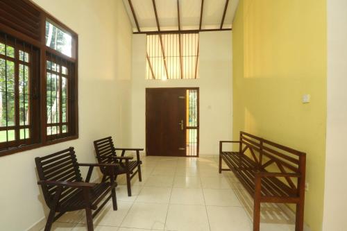 Ruang duduk di Airport Serenity Villa