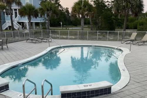 Bazén v ubytování NEW Forgotten Coast Cottage Beach River Town nebo v jeho okolí