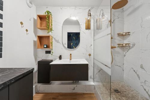 Et badeværelse på Appartement Design Porte de Paris avec parking