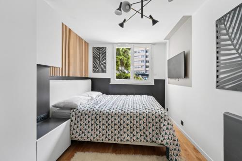En eller flere senge i et værelse på Appartement Design Porte de Paris avec parking