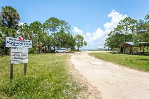 una señal en el costado de un camino de tierra en FALL DISCOUNTED RATES Pet Friendly Sleeps18 ElevatorBayside St George, en St. George Island
