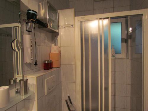 ツレスにあるApartments Bura & Jugo, Cres, without stressのバスルーム(トイレ、窓付きシャワー付)