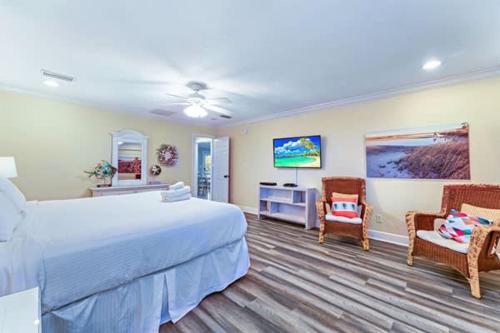 Μια τηλεόραση ή/και κέντρο ψυχαγωγίας στο 5 Bedroom Heated Pool Pet Friendly 4 King SGI