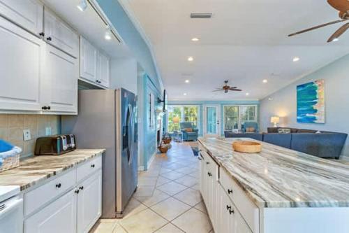 Η κουζίνα ή μικρή κουζίνα στο 5 Bedroom Heated Pool Pet Friendly 4 King SGI