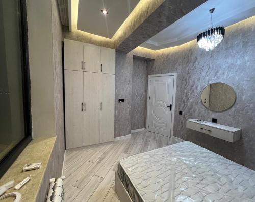 una camera da letto con un letto, un lavandino e uno specchio di Host Baku a Baku