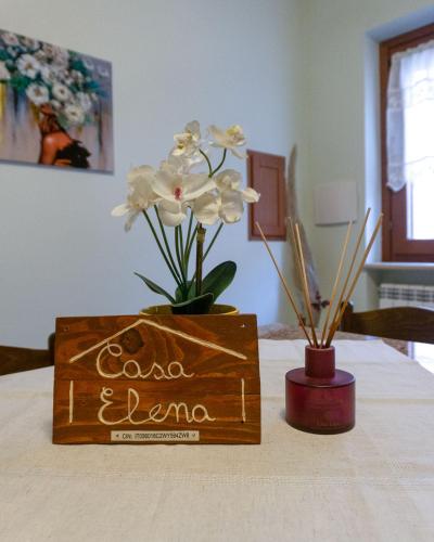 a table with a wooden box with flowers on it at Casa Elena in Castiglione in Teverina