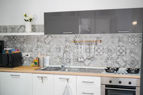 Η κουζίνα ή μικρή κουζίνα στο Scugnizzo Apartment CHIAIA