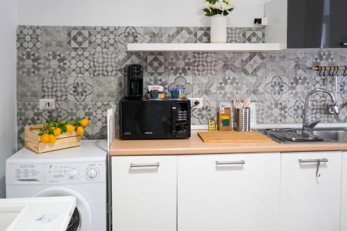 Η κουζίνα ή μικρή κουζίνα στο Scugnizzo Apartment CHIAIA