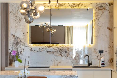 サラエボにあるForest Nestのシンクと鏡のあるキッチン