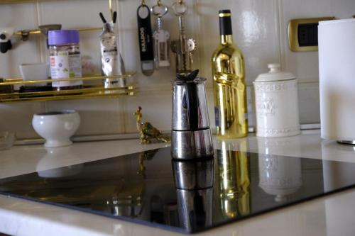 a counter top with a bottle of wine on it at Villa con giardino in Pontecurone