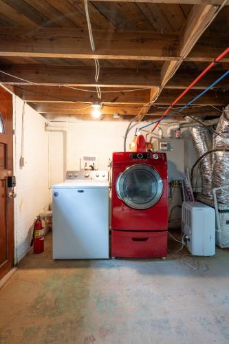 a laundry room with a washing machine and a washer at Comfort & Space in Prime Cartersville Spot in Cartersville