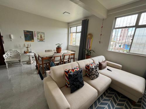 un soggiorno con un divano e un tavolo di Quarto individual ou casal a Belém