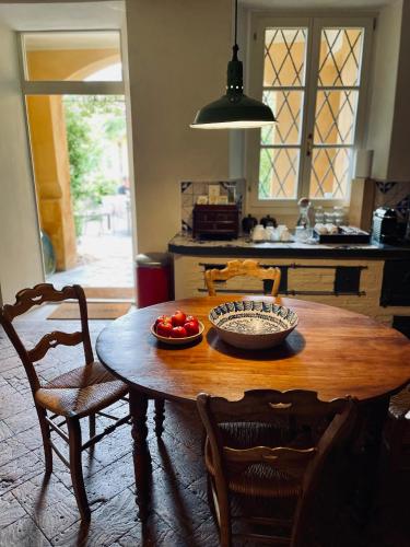 a wooden table in a kitchen with a bowl of fruit on it at Villa Oleandro in Casima