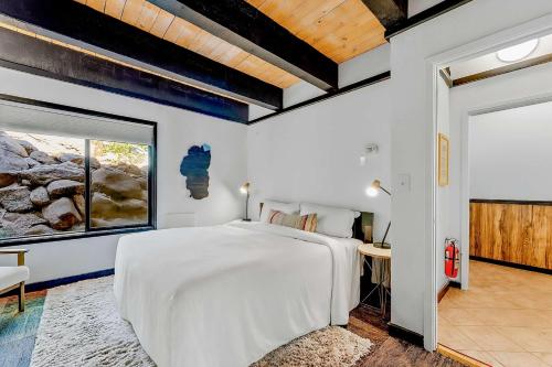 Postel nebo postele na pokoji v ubytování Lake Tahoe Vacation Rental w Patio & Pool Access