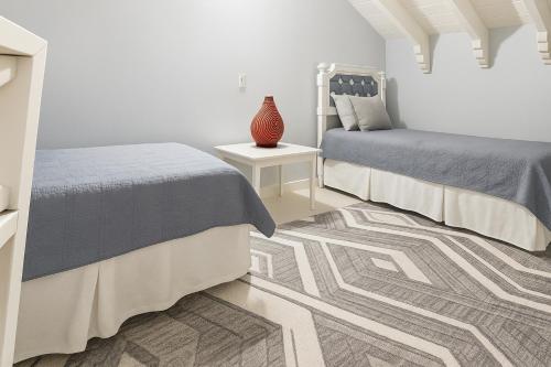 Ein Bett oder Betten in einem Zimmer der Unterkunft Casa Bella Grand Estate with Ocean Views Pool and Waterfall