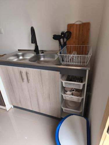 a kitchen counter with a sink and a mirror at Loftdonalejandro in Machalí